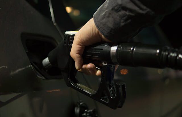 Benzine opslaan en vervoeren voor het werk: waar moet je aan denken?